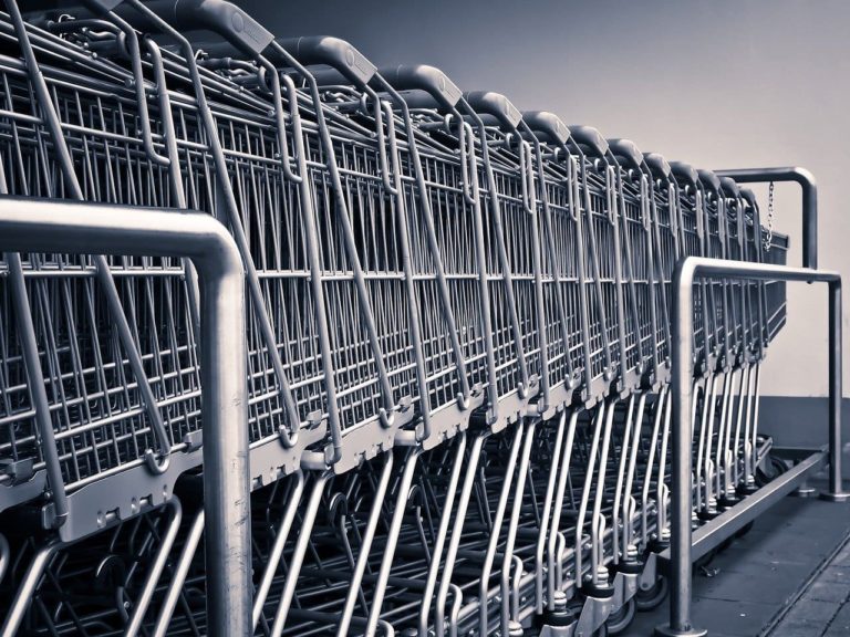 В России сократился потребительский спрос в 90% категорий продуктов и услуг