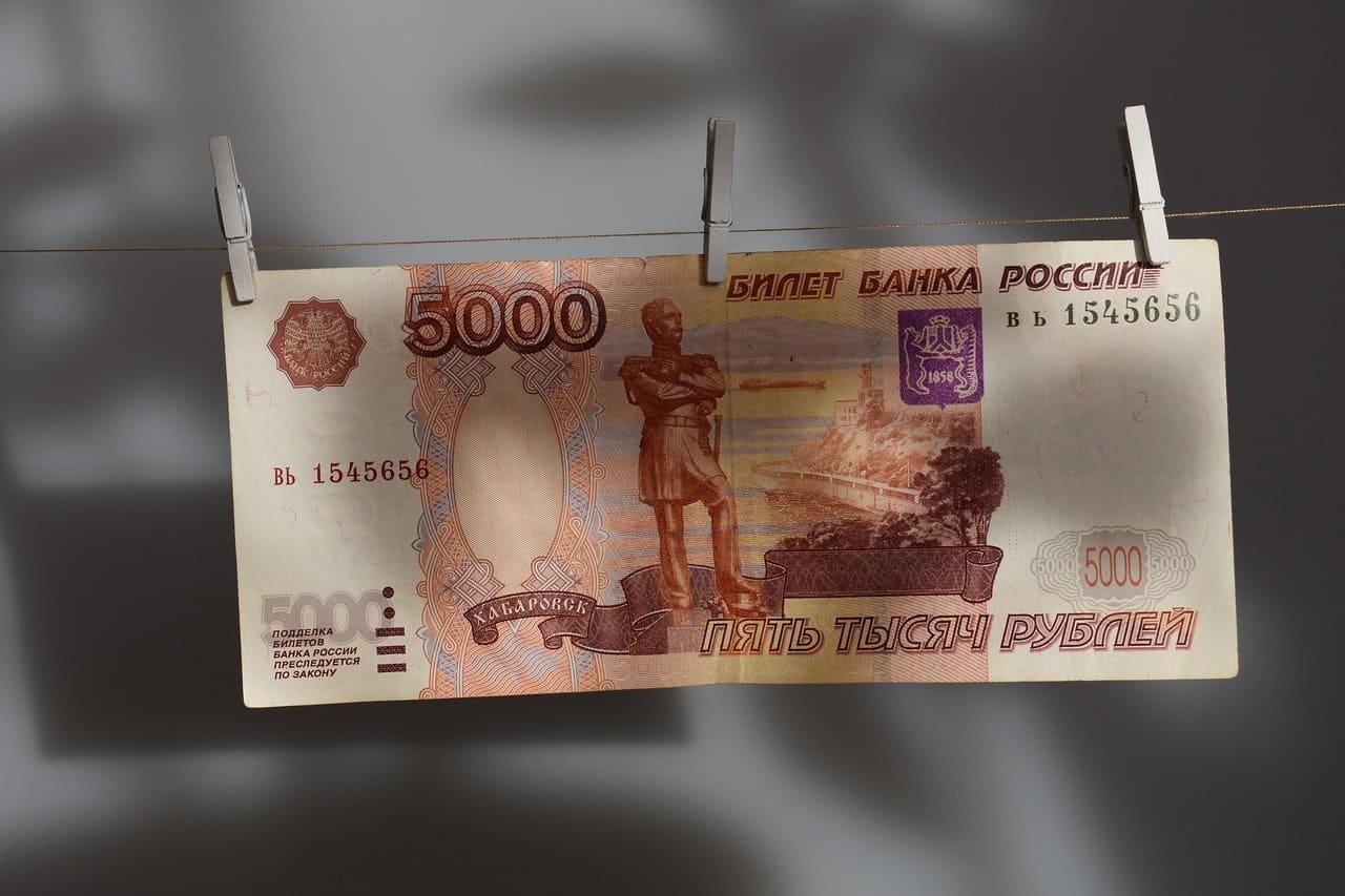 К коррекции на рынке акций присоединится рубль
