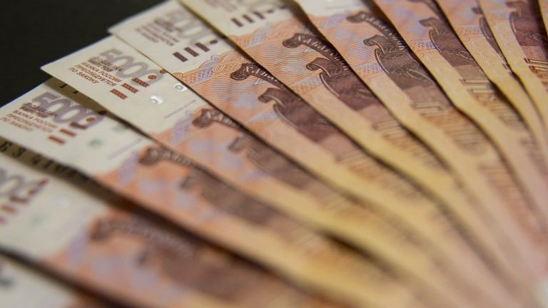 Причин для отклонения курса рубля в обе стороны пока нет