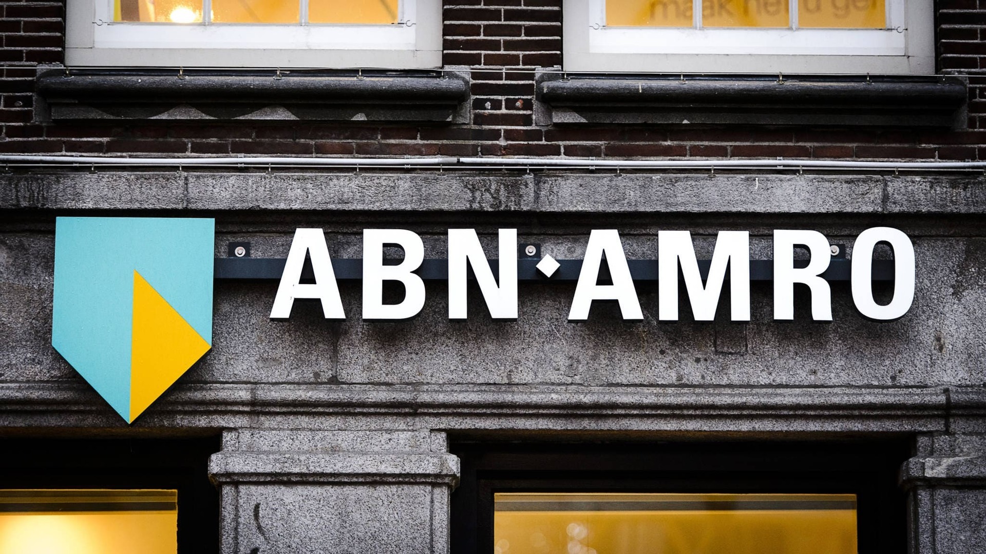 ABN Amro объявляет о выкупе акций на 500 миллионов евро, поскольку доходы за четвертый квартал превзошли ожидания!